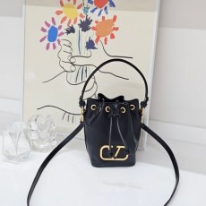 VALENTINO 발렌티노 나파 가죽 미니 VLOGO SIGNATURE 버킷 백