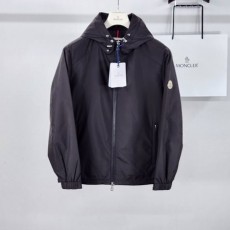 MONCLER 몽클레어 24FW  로고패치 백삼선 후드 바람막이
