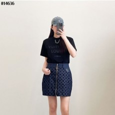 LOUIS VUITTON 루이비통 여성 체인 그래픽 티셔츠 & 플록드 모노그램 데님 미니 스커트 셋