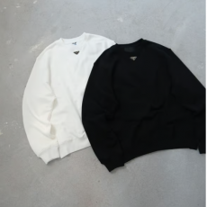 PRADA 프라다 넥 플레이트 맨투맨