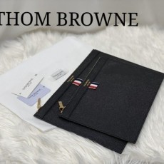 THOM BROWNE 톰브라운 페블 그레인 삼선 래더 클러치 캐비어