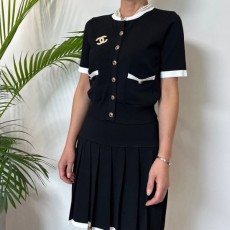 CHANEL 샤넬 배색브로치가디건스커트세트