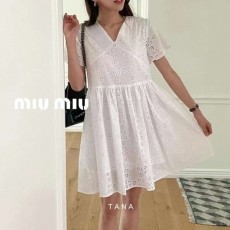 MIUMIU 미우미우 펀칭브이넥미니ops