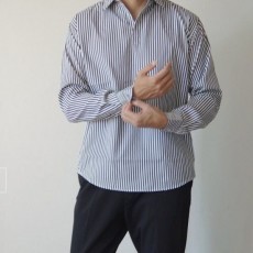 스트라이프 반오픈 셔츠