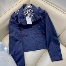 디* 시그니처 레터링 자켓 (여성)