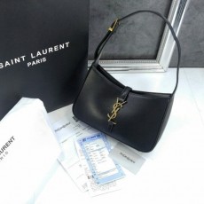 생** 부드러운 가죽 소재의 LE 5 À 7 스몰 호보 백 ㅡ현재 메인 사이트 모델