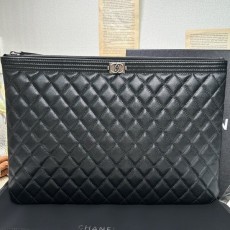 CHANEL 샤넬 보이 클러치 캐비어