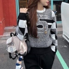 CHANEL 샤넬 NO.5 로고 라운드 니트