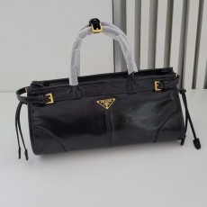 PRADA 프라다  미디엄 가죽 핸드백